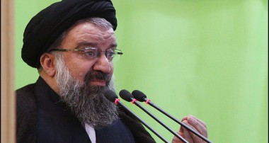 خطیب نماز جمعه تهران :مذاکره‌کنندگان در صورت ذره‌ای تهدید مذاکره را به هم بزنند/ دولت جلاد آل سعود ریشه انگلیسی دارد