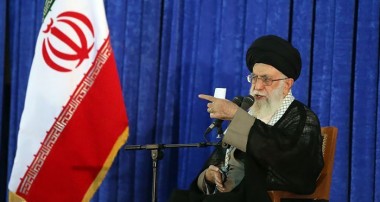 امام خامنه‌ای: مسئولان مشکلات را برطرف کنند، آمریکا هم هیچ غلطی نمی‌تواند بکند
