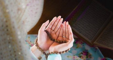 با اینکه یکی از آداب باطنیه نماز، محافظت از تصرفات شیطان است؛ شیطان چگونه در نماز تصرف می کند؟