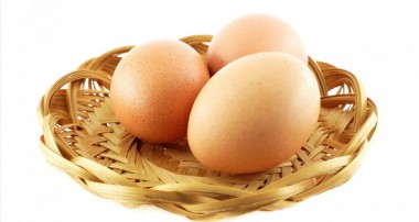 آیا خوردن تخم مرغ خام کار درستی است یا خیر؟