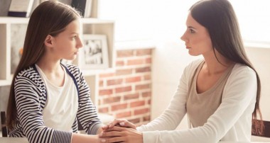چگونه در مورد بهداشت بلوغ با دختران خود صحبت کنیم؟